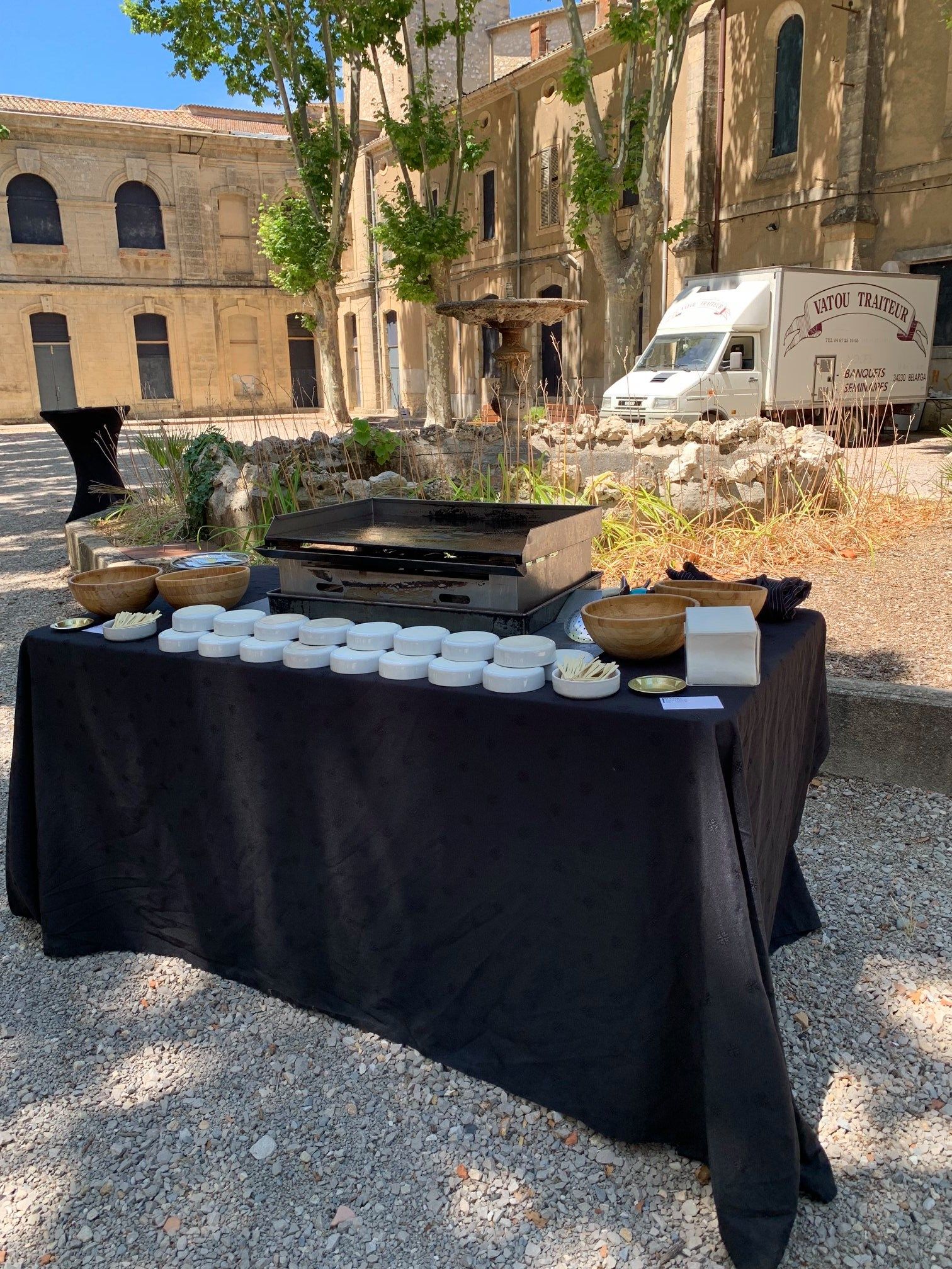 Buffet de Vatou Traiteur dressé en extérieur devant un domaine