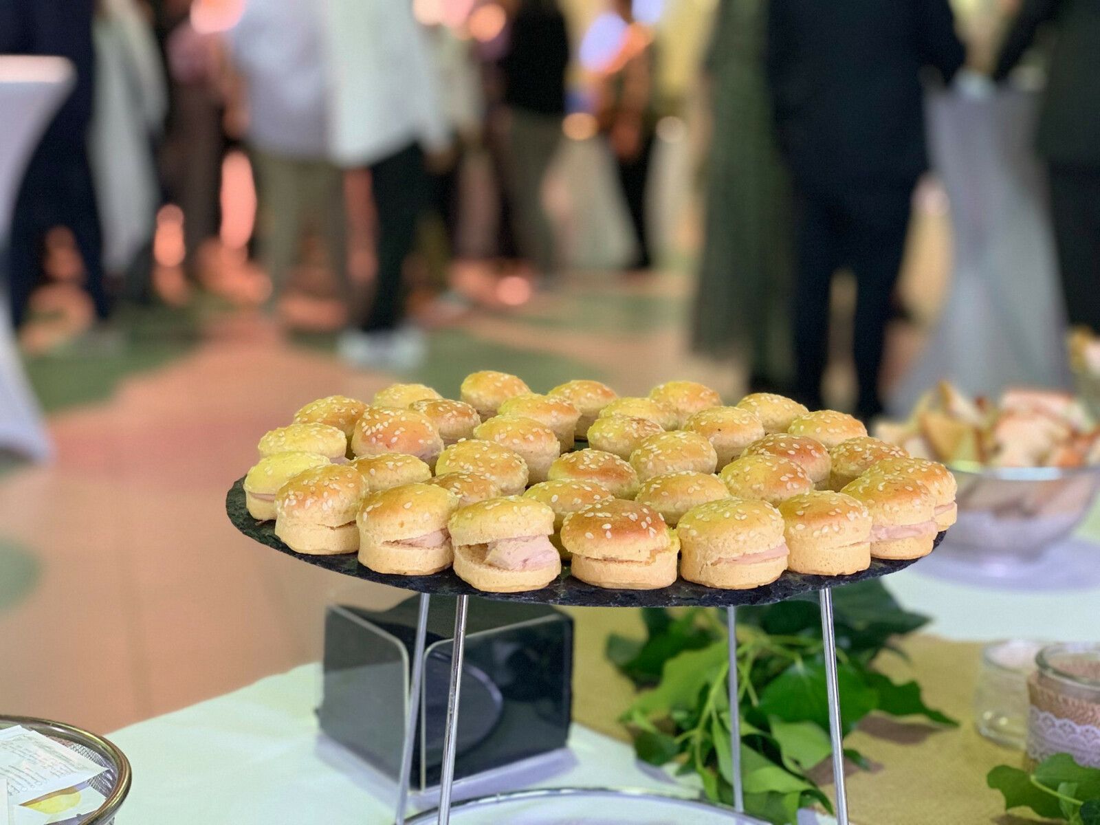 Plateau de mini burgers sur le buffet d’une réception professionnelle