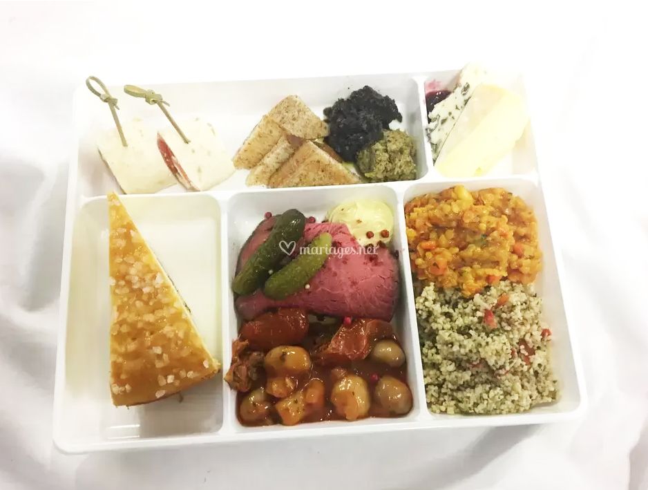 Plateau repas : tarte, charcuterie, salade et fromage