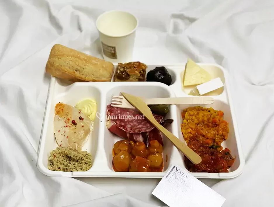 Plateau repas avec pain individuel, crudités et fromage