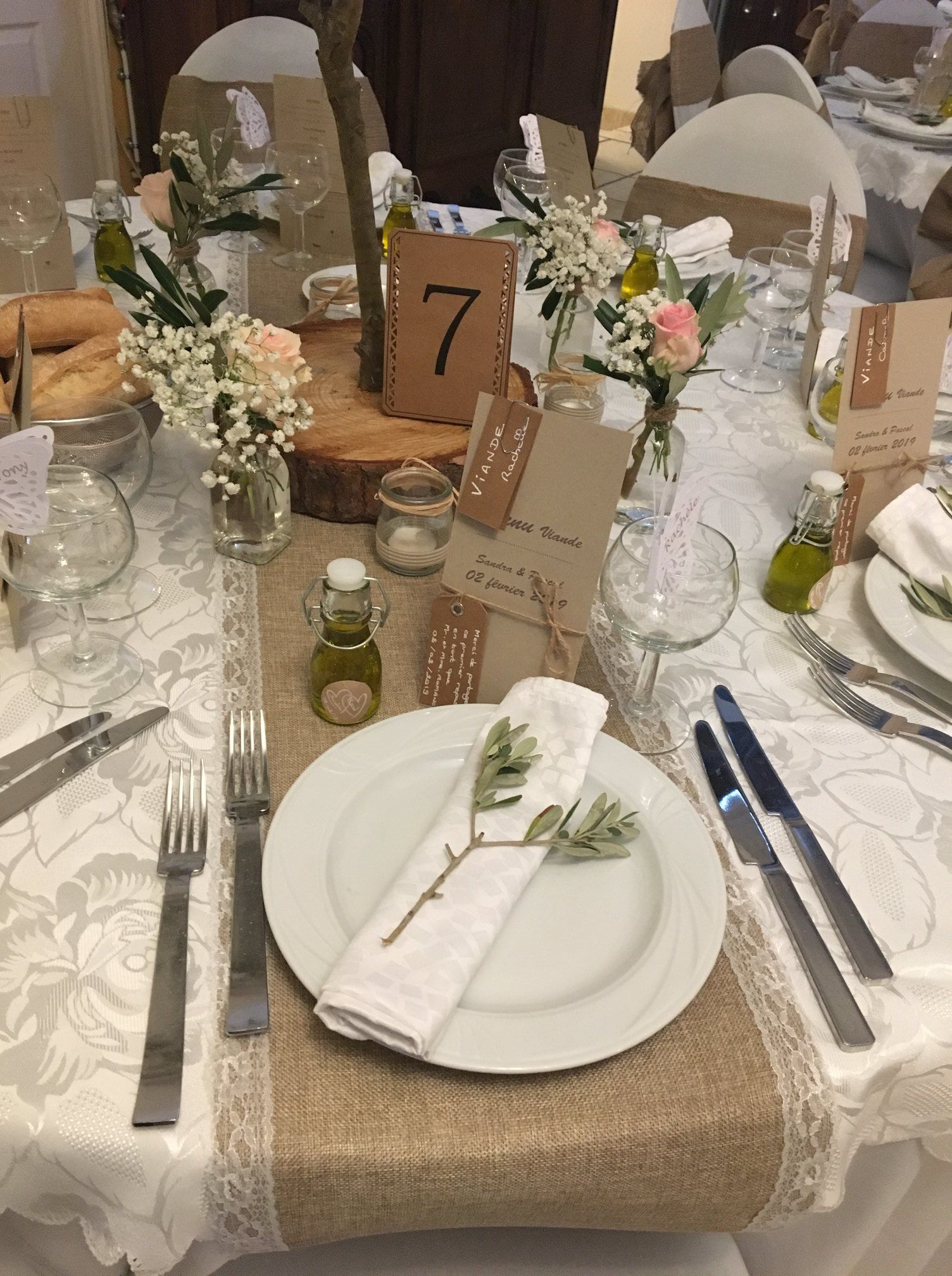 Table de mariage dressée par Vatou Traiteur : assiettes, serviettes et décoration champêtre
