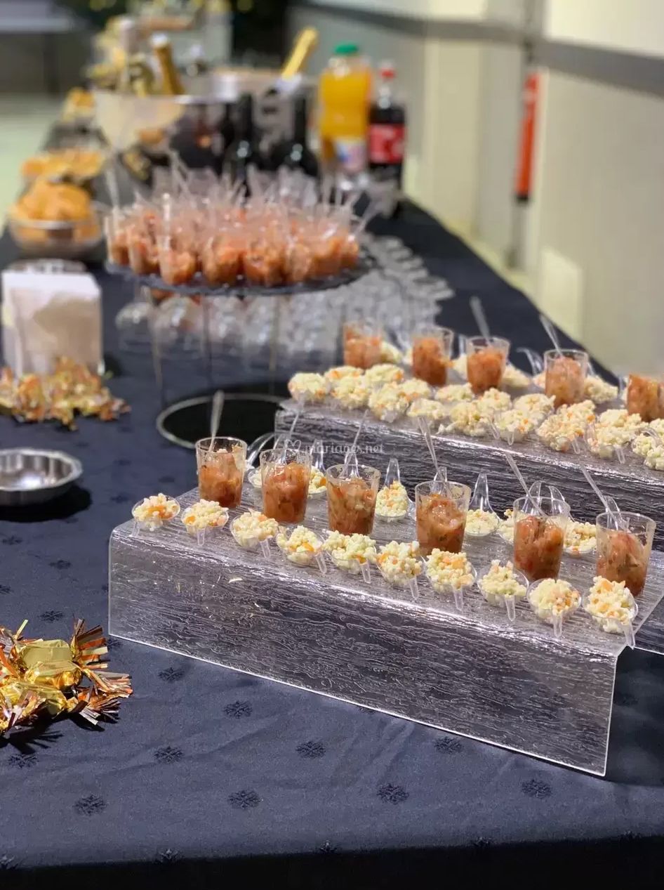 Buffet de verrines et de mignardises dressé pour un congrès