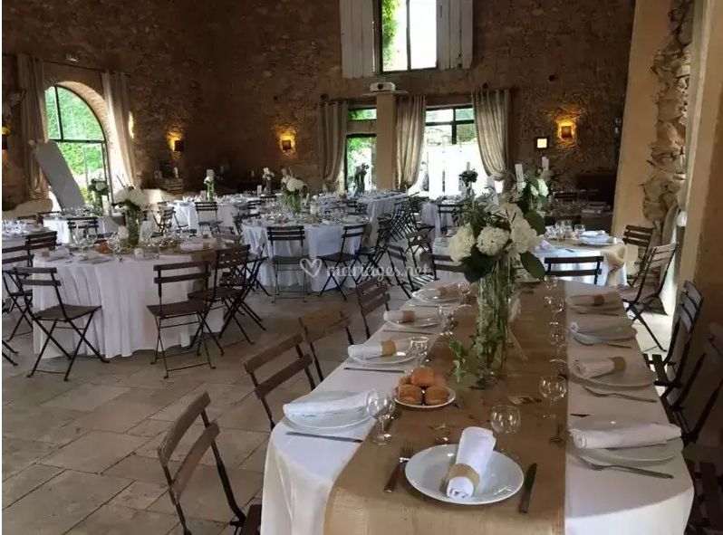 Salle de réception dressée par Vatou Traiteur, tables nappées et chemins de table